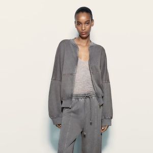 Zara
ZIPPERED BOMBER SWEATSHIRT
